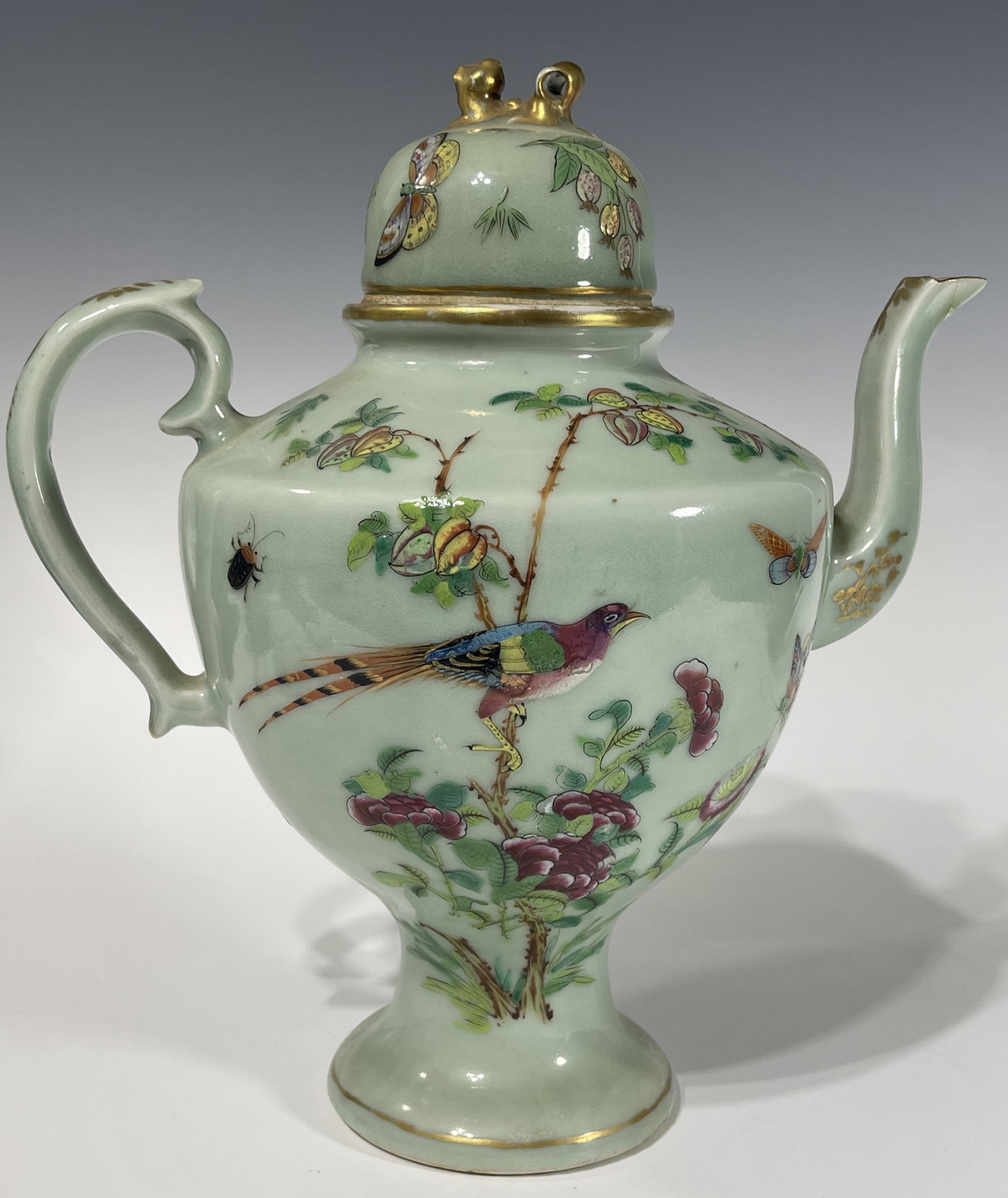 A LARGE CHINESE QING DYNASTY EXPORT ROSE MANDARIN CANTON PORCELAIN TEAPOT (1 of 9)