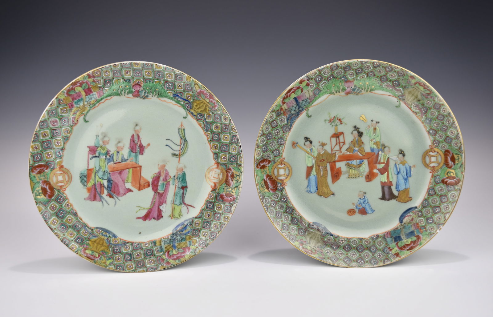 A PAIR OF CHINESE JIAQING/DAOGUANG EXPORT FAMILLE ROSE CANTON PORCELAIN PLATES (1 of 5)