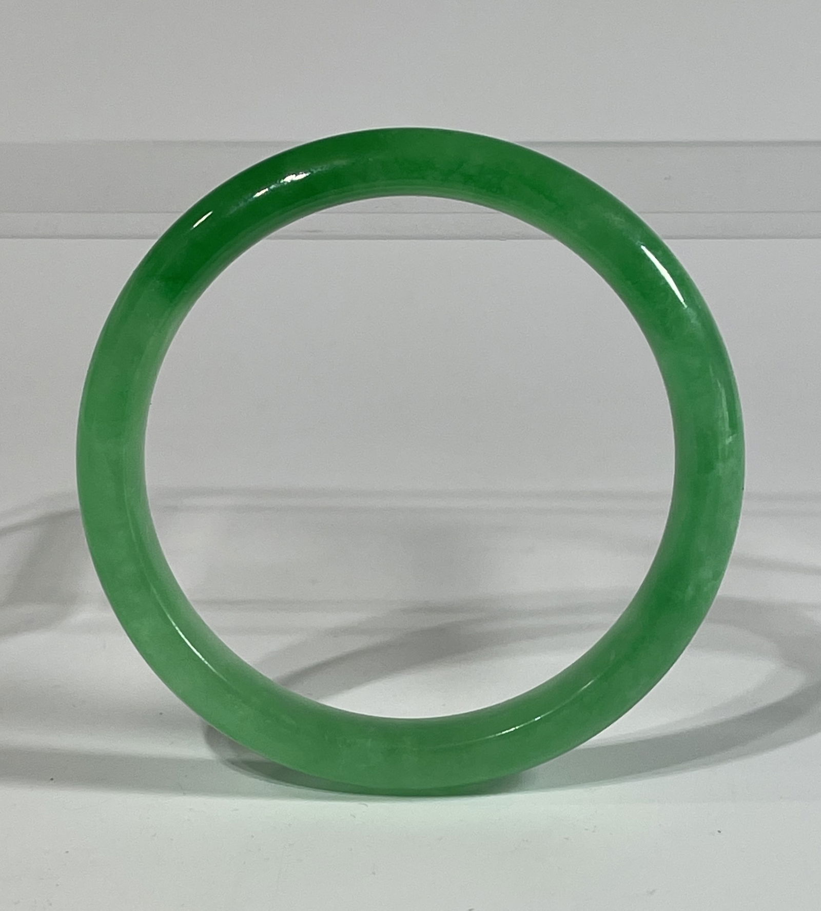 A VINTAGE NATURAL DEEP EMERALD GREEN JADEITE BANGLE (1 of 5)