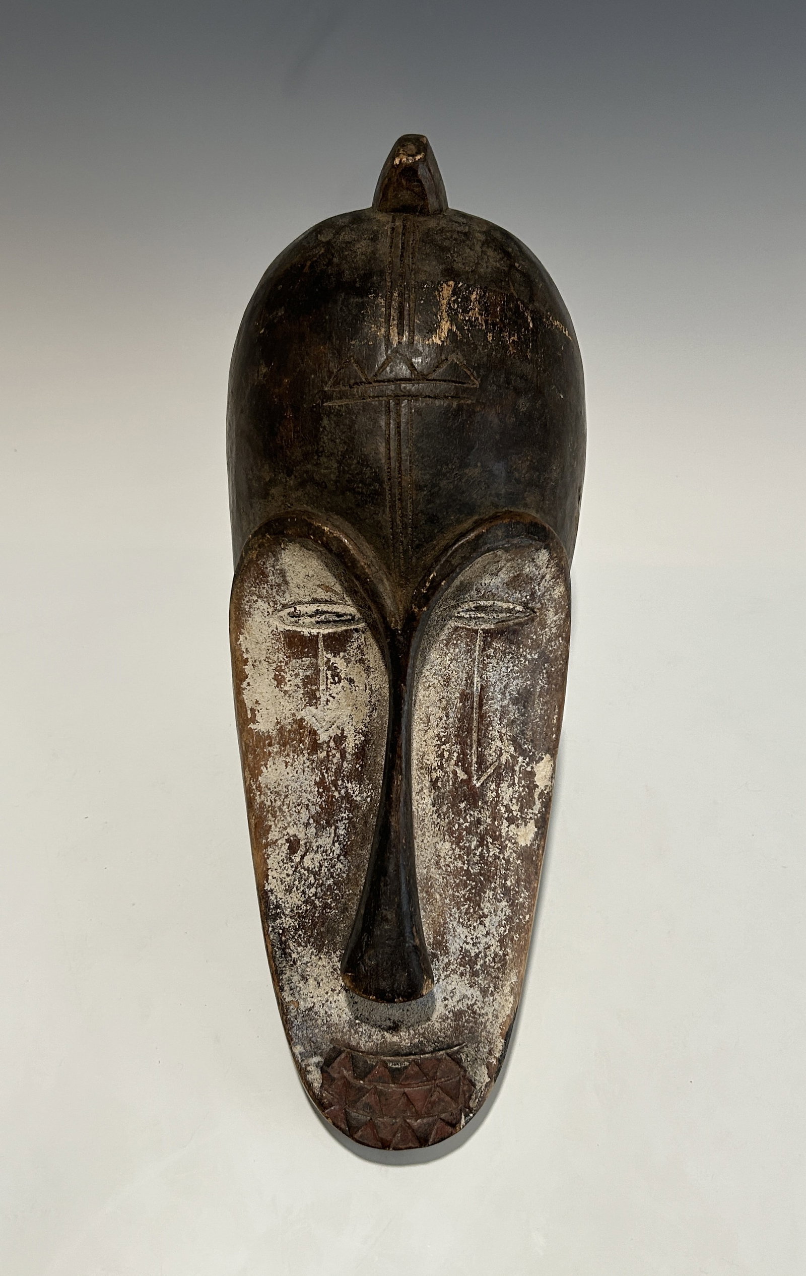 NO RESERVE! AFRICAN GABON NGIL SOCIETY FANG WOODEN MASK: A mid-19th to early 20th century piece. Well-carved, with white Kaolin pigment decoration residue. In very good vintage condition with aged patina, signs of use and wear. Please refer to the photos fo