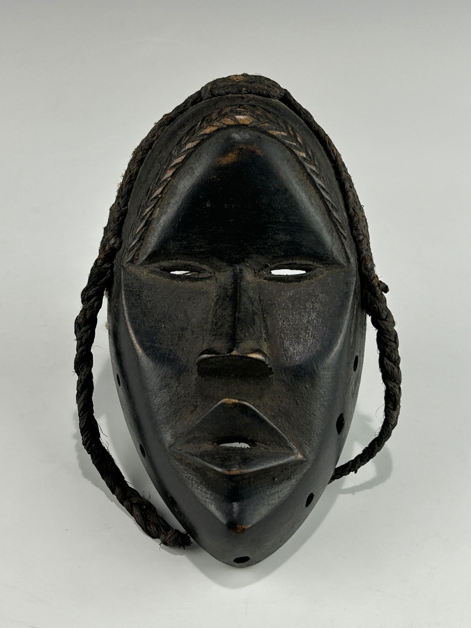 NO RESERVE! AFRICAN LIBERIA/IVORY COAST DAN PASSPORT MASK WITH BRADED RAFFIA MATS (1 of 5)