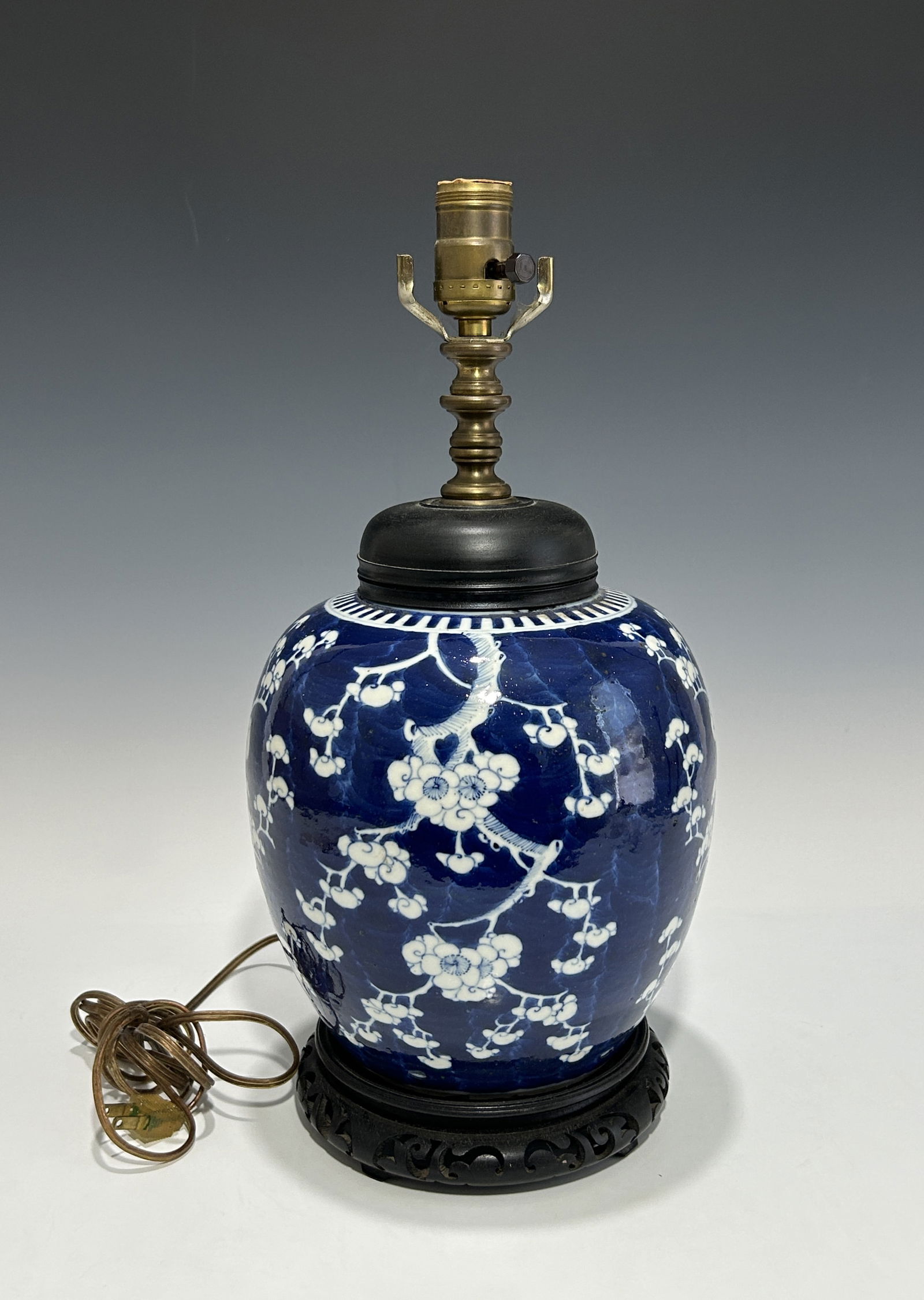 ANTIQUE CHINESE BLUE AND WHITE PORCELAIN JAR TABLE LAMP (1 of 4)