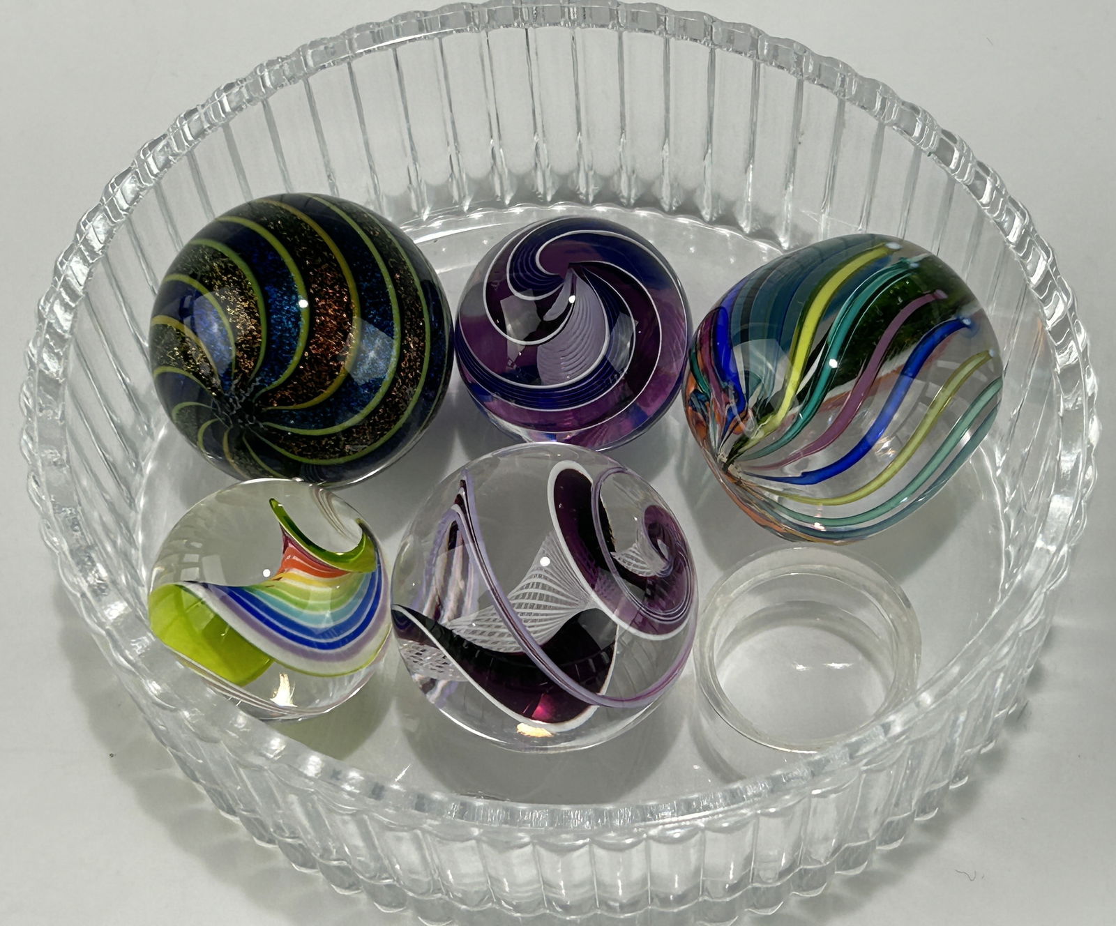 FIVE EARLY POLYCHROME SWIRL ART GLASS MARBLES IN AN OVAL RIBBED CLEAR GLASS TRINKET BOX (1 of 19)