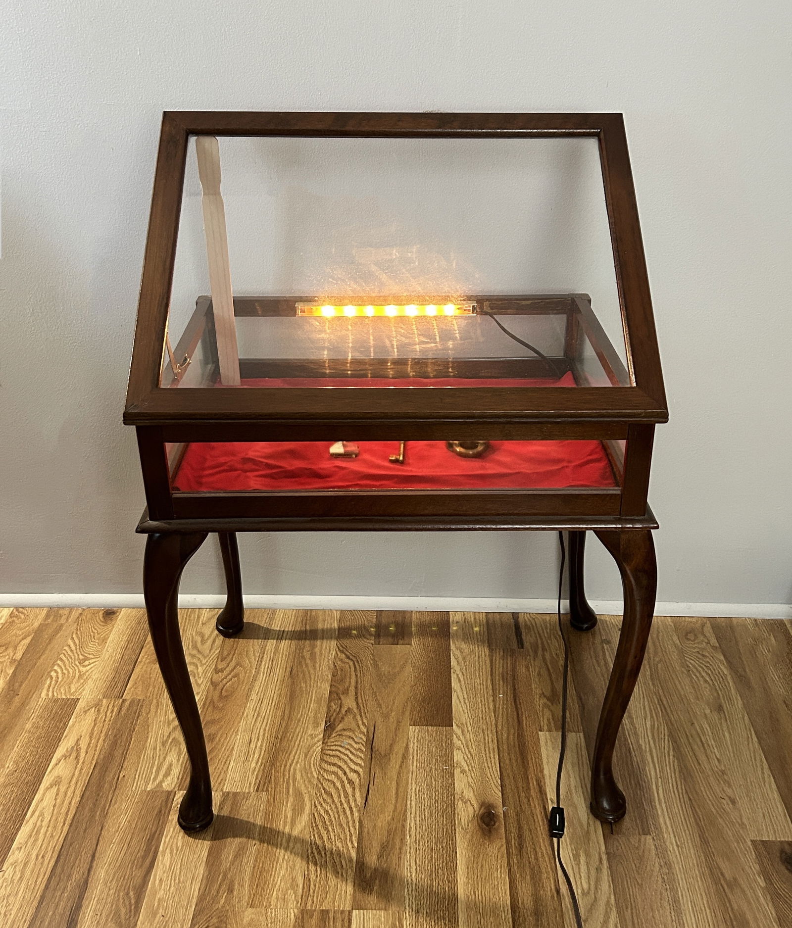 VINTAGE DISPLAY CABINET WITH BUILT-IN LIGHTING AND THREE COLLECTIBLE PIECES (1 of 15)