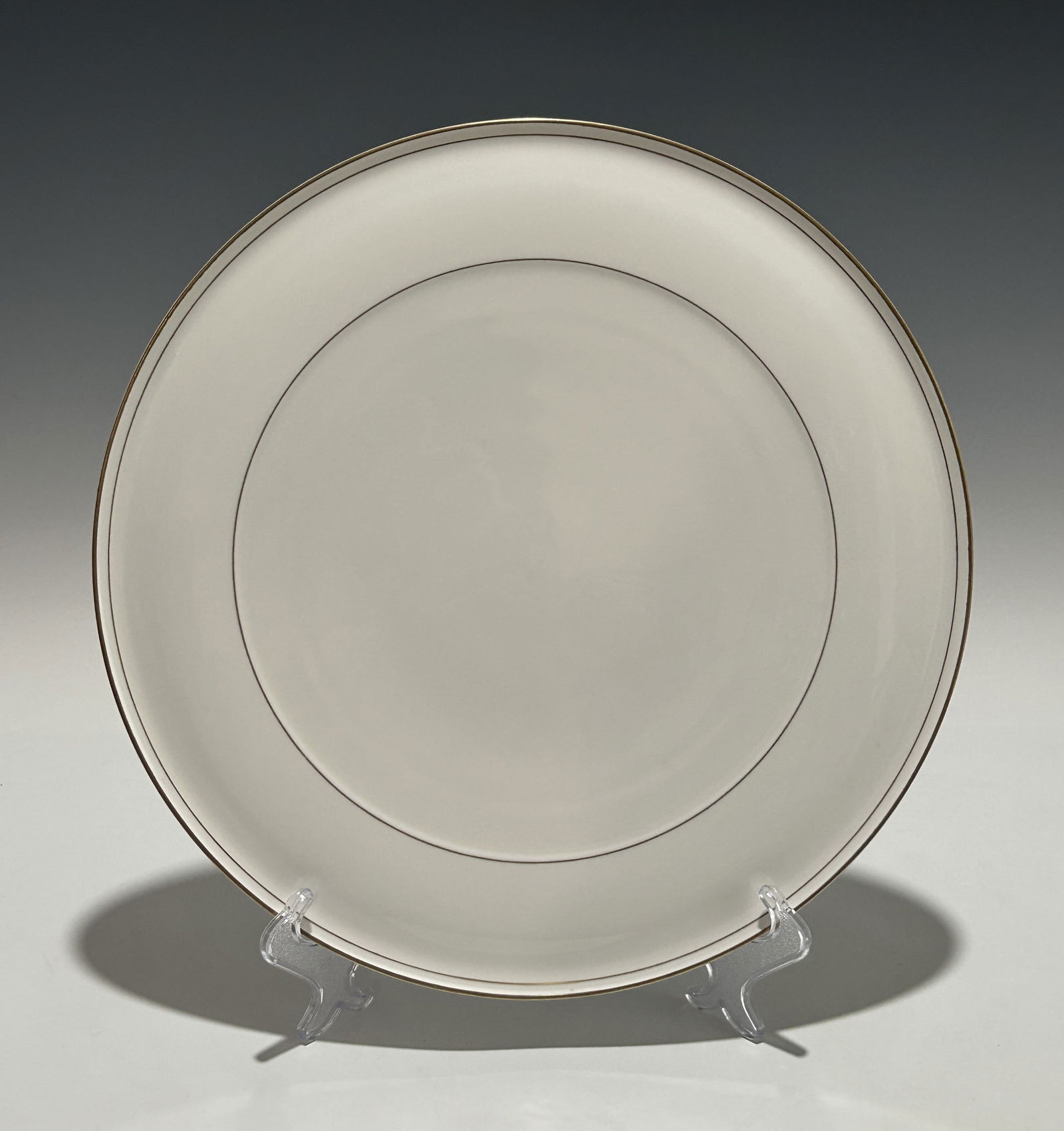 CHRISTOPHER STUART “ROYAL GOLD?? BONE CHINA PLATTER WITH MATCHING SERVING SPOON: The platter features a minimalist design highlighted by a thin gold rim, adding a touch of elegance to its clean, white surface. Marked with the model “Y1005 Royal Gold,” this piece embodies u