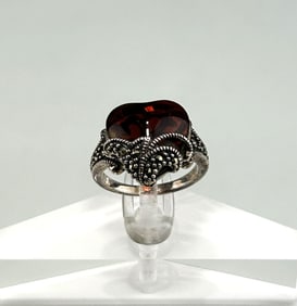 VINTAGE THAILAND STERLING SILVER RING WITH RED HEART-SHAPED GARNET CABOCHON