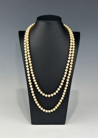 LONG AND ELEGANT MID-20TH CENTURY GLASS-CORE FAUX PEARL NECKLACE