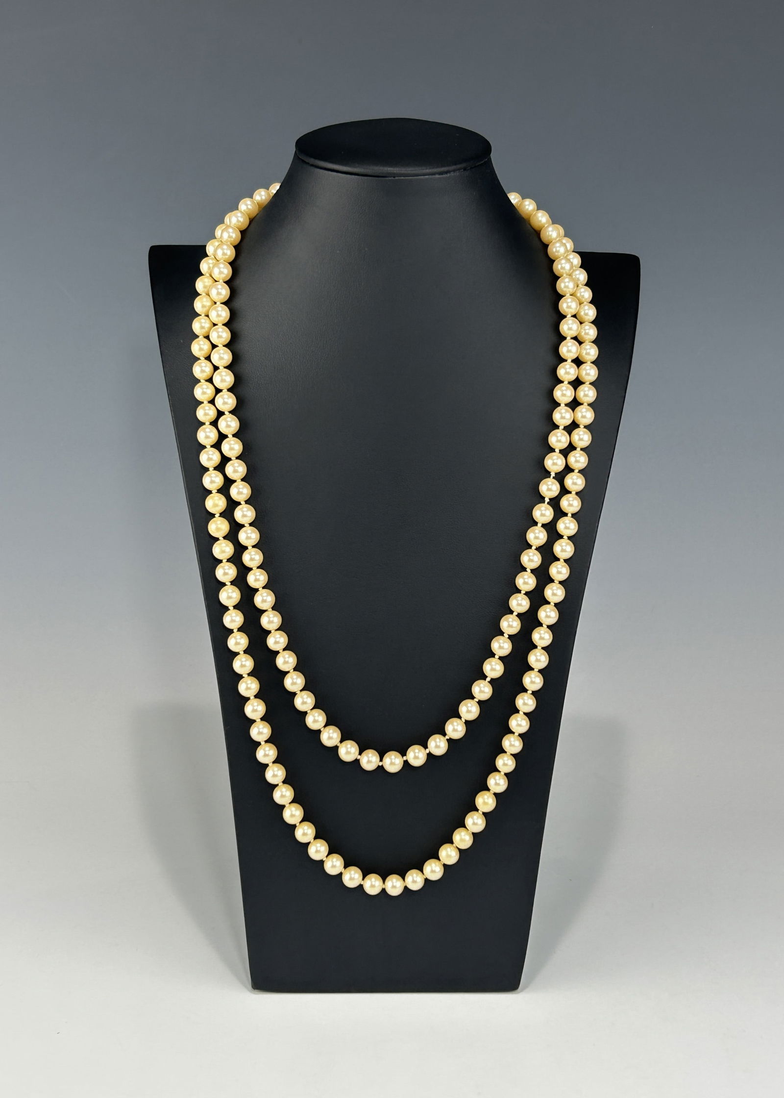 LONG AND ELEGANT MID-20TH CENTURY GLASS-CORE FAUX PEARL NECKLACE (1 of 3)