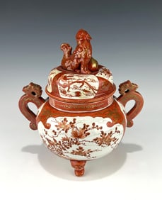 JAPANESE MEIJI PERIOD (1868–1912) KUTANI PORCELAIN KORO/CENSER WITH FOO DOG FINIAL