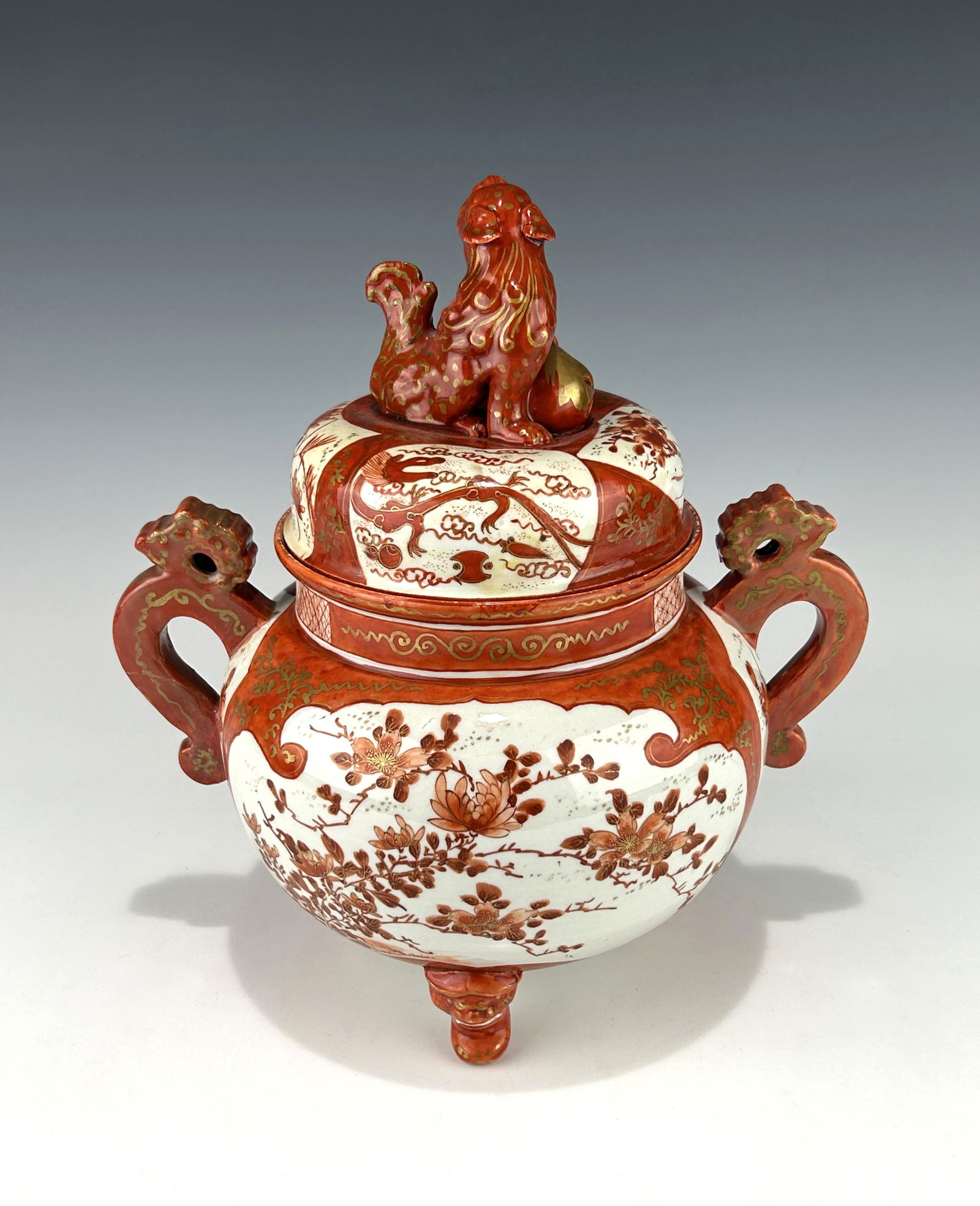 JAPANESE MEIJI PERIOD (1868–1912) KUTANI PORCELAIN KORO/CENSER WITH FOO DOG FINIAL (1 of 10)