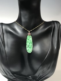 VINTAGE 10K GOLD NECKLACE WITH ANTIQUE JADEITE PENDANT & NATURAL RUBY ACCENT