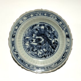 CHINESE MING BLUE AND WHITE SCALLOPED RIM PORCELAIN PLATE WITH STYLIZED MYTHICAL BEAST DECORATION