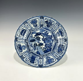 LARGE CHINESE BLUE AND WHITE KRAAK PORCELAIN CHARGER, MING WANLI (1573 -1620)