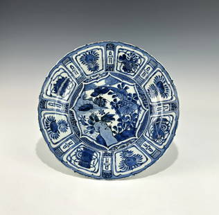 LARGE CHINESE BLUE AND WHITE KRAAK PORCELAIN CHARGER, MING WANLI (1573 -1620): A large Chinese blue and white porcelain charger, dating to the Wanli period (1573–1620) of the Ming dynasty. The central roundel features an auspicious composition of a grasshopper (fei huang) perc