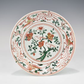 CHINESE EXPORT POLYCHROME ENAMELED PORCELAIN PLATE, 15TH/16TH MING DYNASTY