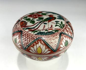LARGE AND RARE CHINESE EXPORT POLYCHROME ENAMELED PORCELAIN BOX AND COVER, 15TH/16TH MING DYNASTY