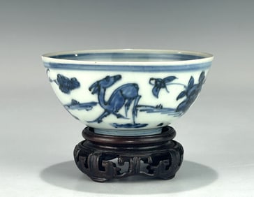 AN ANTIQUE CHINESE BLUE AND WHITE SMALL BOWL, 17TH CENTURY