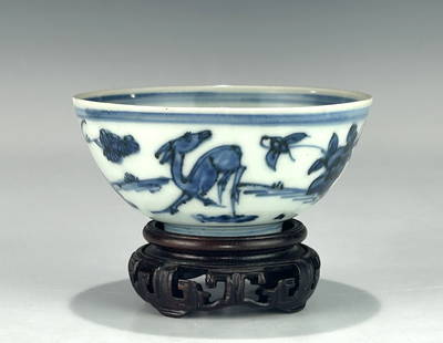 AN ANTIQUE CHINESE BLUE AND WHITE SMALL BOWL, 17TH CENTURY: A finely potted Chinese blue and white porcelain bowl, likely dating to the Transitional period (mid-17th century), late Ming to early Qing dynasty. The exterior is vividly painted with a horse standi