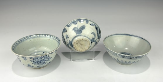 LOT OF THREE LATE MING TO EARLY QING DYNASTY BLUE AND WHITE PORCELAIN BOWLS