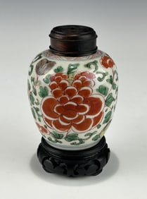 CHINESE FAMILLE VERTE JAR (SHUNZHI, 1644–1661) WITH OPENWORK WOODEN COVER AND STAND