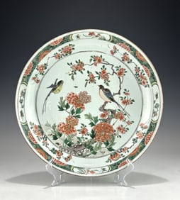 LARGE CHINESE KANGXI (1662–1722) FAMILLE VERTE PORCELAIN CHARGER WITH BIRDS AND BLOOMS
