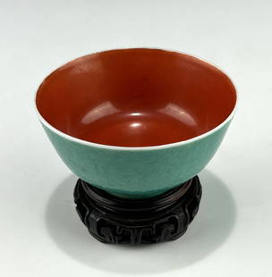 CHINESE QING DYNASTY TURQUOISE GLAZED BOWL WITH REDDISH-BROWN INTERIOR: A Chinese porcelain bowl, likely 18th to 19th century and in the Yongzheng style, featuring a striking contrast between a copper red-glazed interior and a finely enameled turquoise-glazed exterior. Th