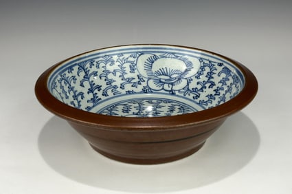 QING DYNASTY BLUE AND WHITE BOWL WITH REDDISH-BROWN GLAZED EXTERIOR, 18/19 CENTURY