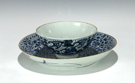 CHINESE QING DYNASTY BLUE AND WHITE BOWL WITH MATCHING LARGE UNDERPLATE, 18/19TH CENTURY