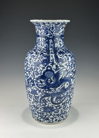 CHINESE 19/20TH CENTURY BLUE AND WHITE PORCELAIN DRAGON VASE
