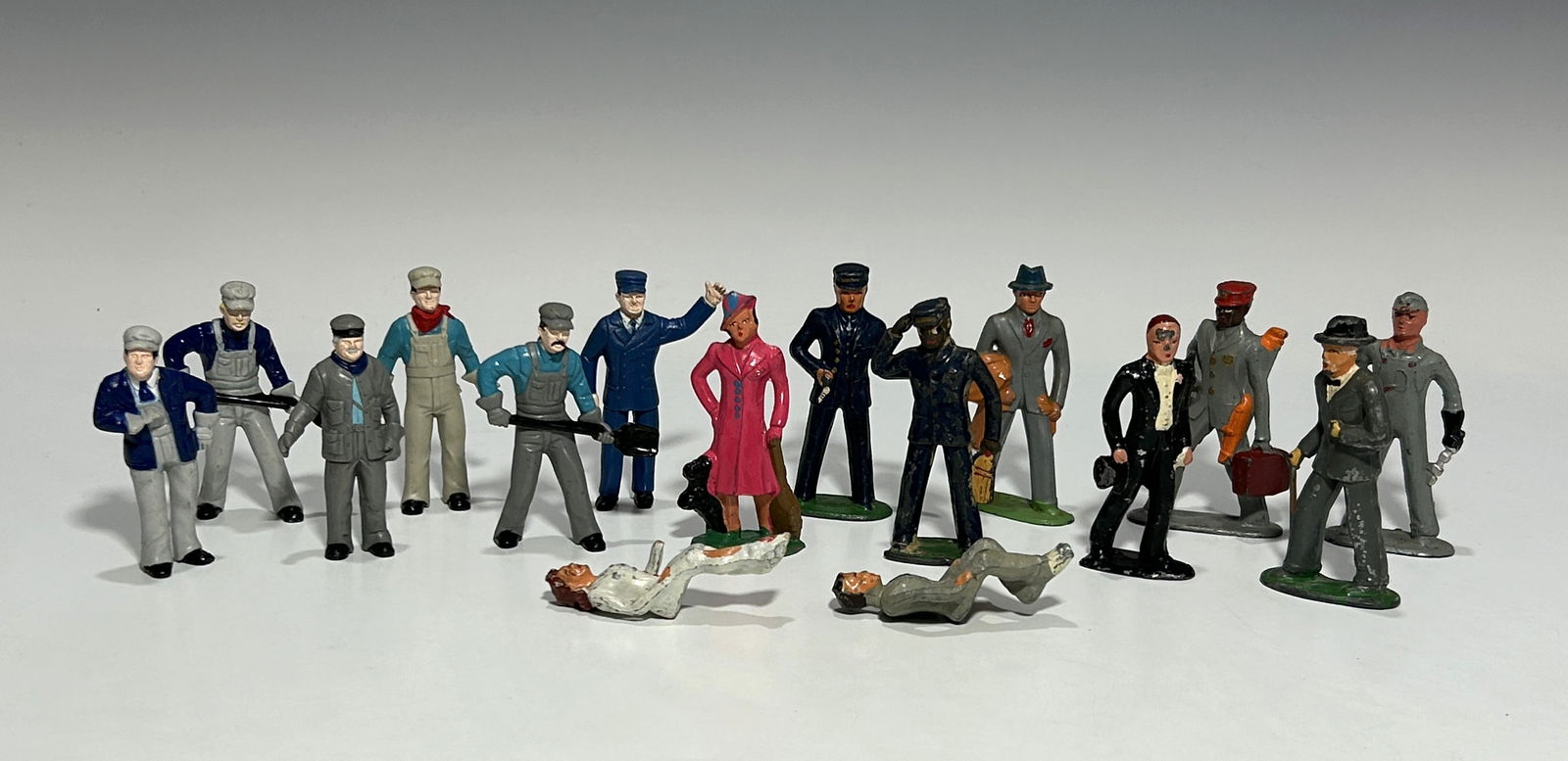 MIXED LOT OF 16 VINTAGE LEAD AND PLASTIC FIGURINES (1 of 5)