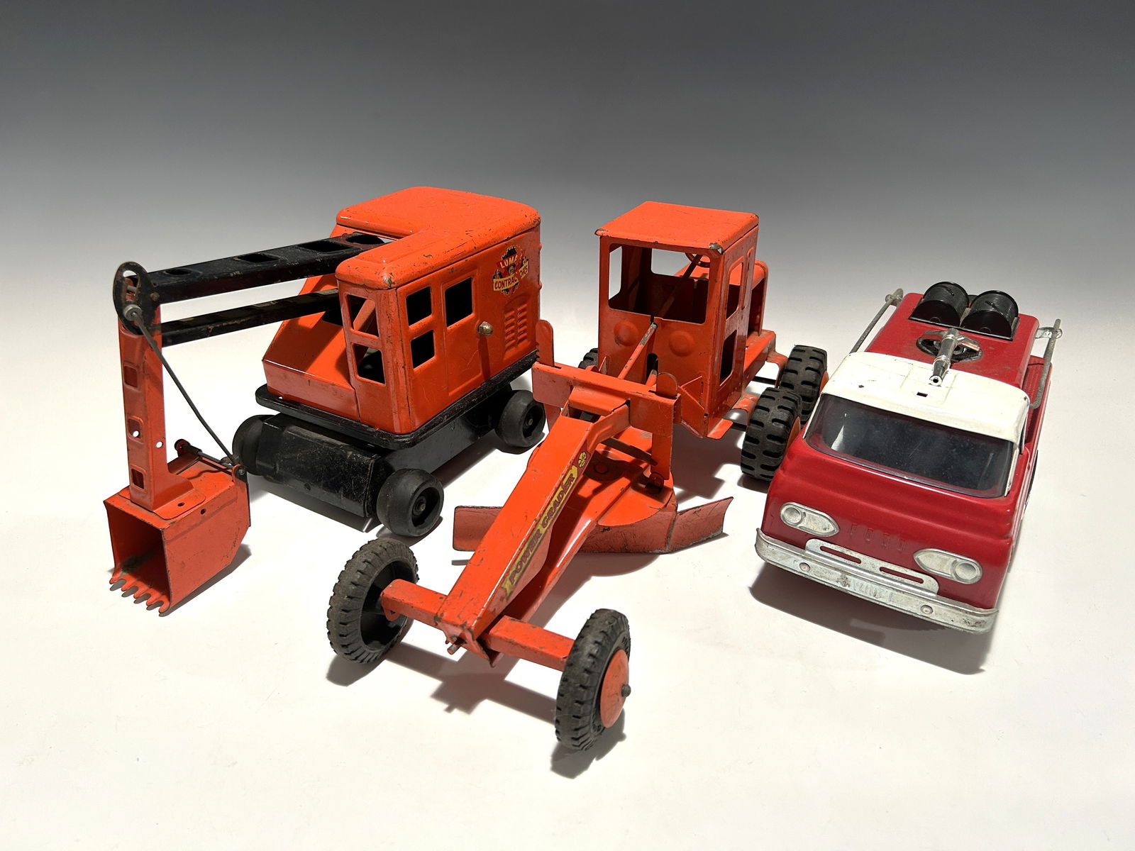 A LOT OF TWO VINTAGE LUMAR PRESSED STEEL TOY CARS AND A NYLINT STEEL FORD FIRE TRUCK (1 of 15)