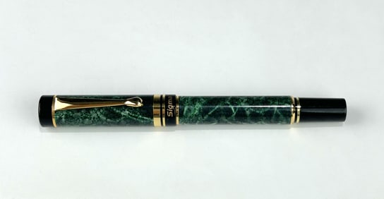 GERMAN-MADE SIGMA MARBLED GREEN FOUNTAIN PEN WITH IRIDIUM POINT NIB