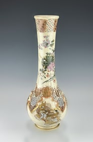 ANTIQUE JAPANESE MEIJI PERIOD SATSUMA AND COURTIER TALL SLENDER VASE