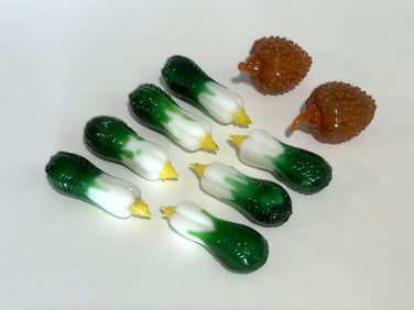 COLLECTION OF NATURALISTIC PEKING GLASS LITCHI SNUFF BOTTLES AND BOK CHOY MODELS
