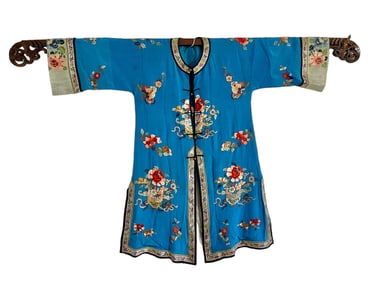 CHINESE LATE QING DYNASTY EMBROIDERED BLUE FEMALE SUMMER SILK ROBE