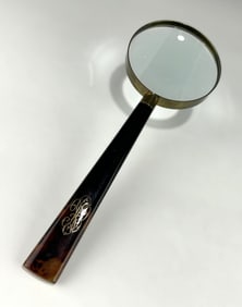 VINTAGE CATALIN AND BRASS MAGNIFYING GLASS, CIRCA 1930s