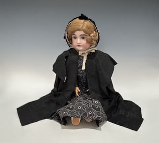 LARGE ANTIQUE GERMAN BISQUE HEAD DOLL WITH SLEEP EYES IN PERIOD DRESS, EARLY 20TH CENTURY