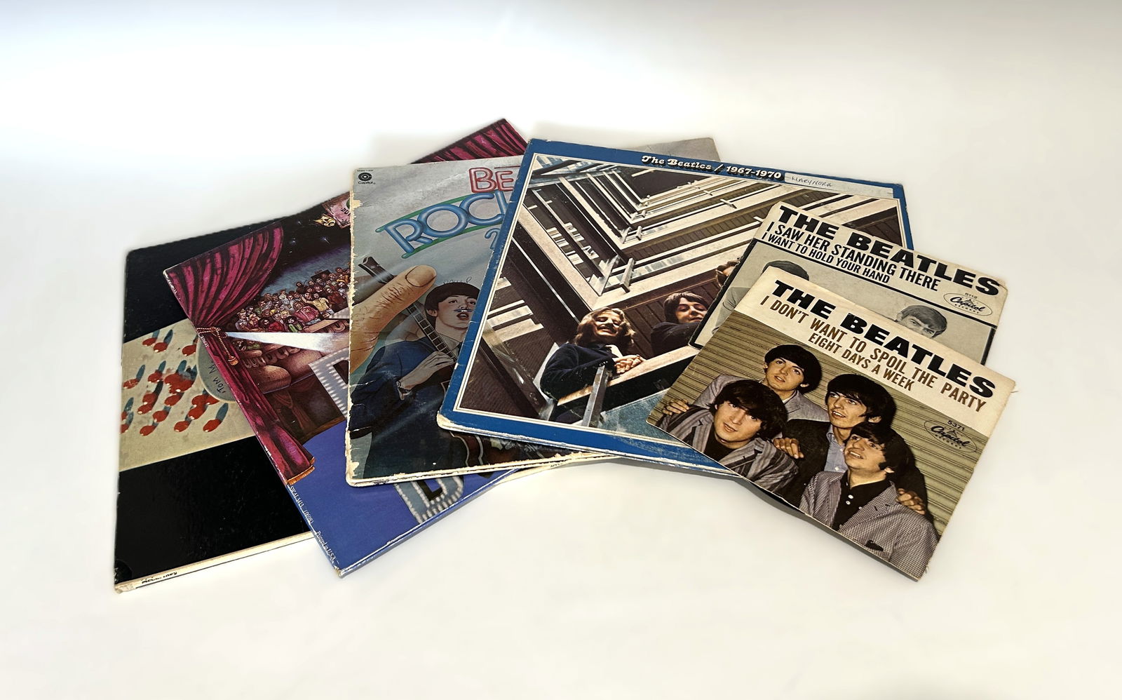 THE BEATLES VINYL RECORDS AND SINGLES, MID - LATE 20TH CENTURY: A collection of vintage Beatles vinyl records and singles, including The Beatles 1967–1970 (the “Blue Album”), Rock ’n’ Roll Music, Ringo by Ringo Starr, and McCartney by Paul McCartney,
