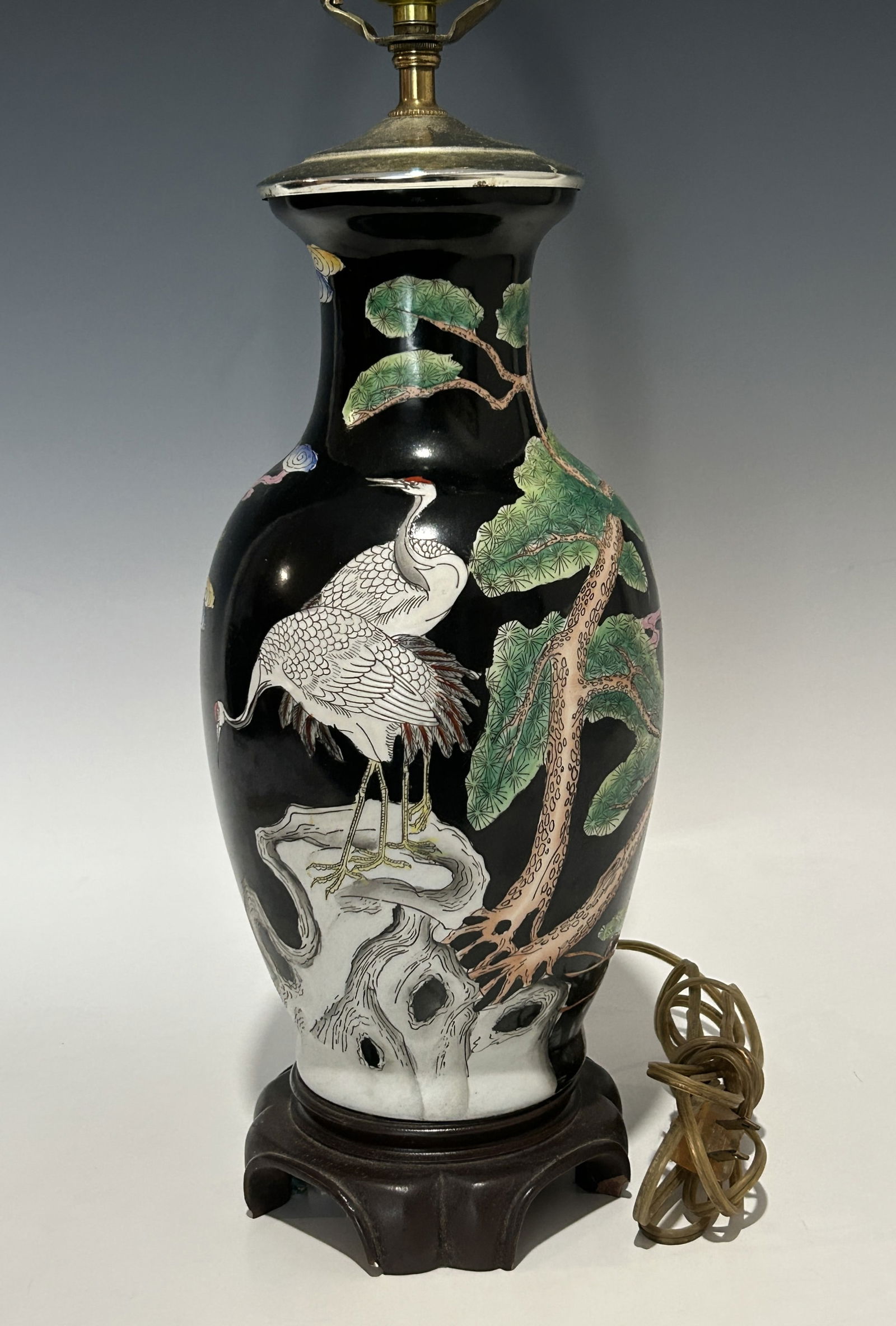 ANTIQUE CHINESE FAMILLE NOIRE PORCELAIN VASE TABLE LAMP (1 of 8)
