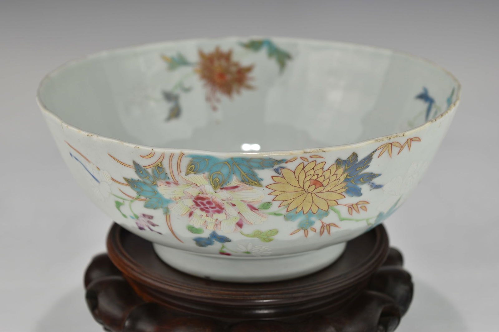 ANTIQUE CHINESE QING DYNASTY FAMILLE ROSE PORCELAIN BOWL: 18TH century, other than normal expected firing flaws and fritting along the rim, no chips, hairlines or restorations observed, in very good condition. Please refer to the photos for more details. Dia