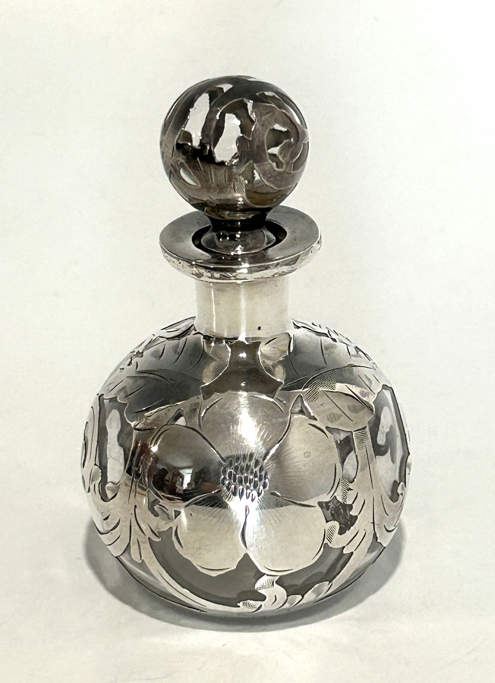 VINTAGE STERLING SILVER OVERLAY GLASS PERFUME BOTTLE (1 of 5)
