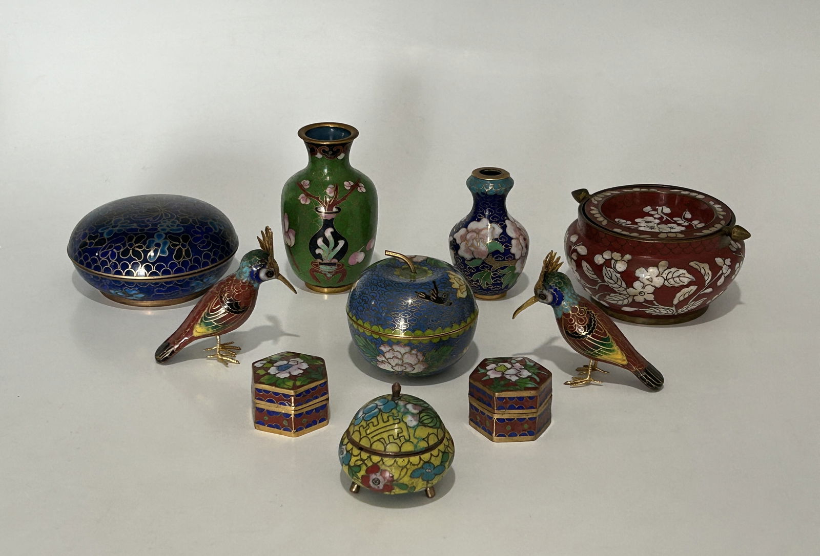 GROUP OF LATE QING TO MID-20TH CENTURY CHINESE CLOISONNÉ TABLE WARES (1 of 10)
