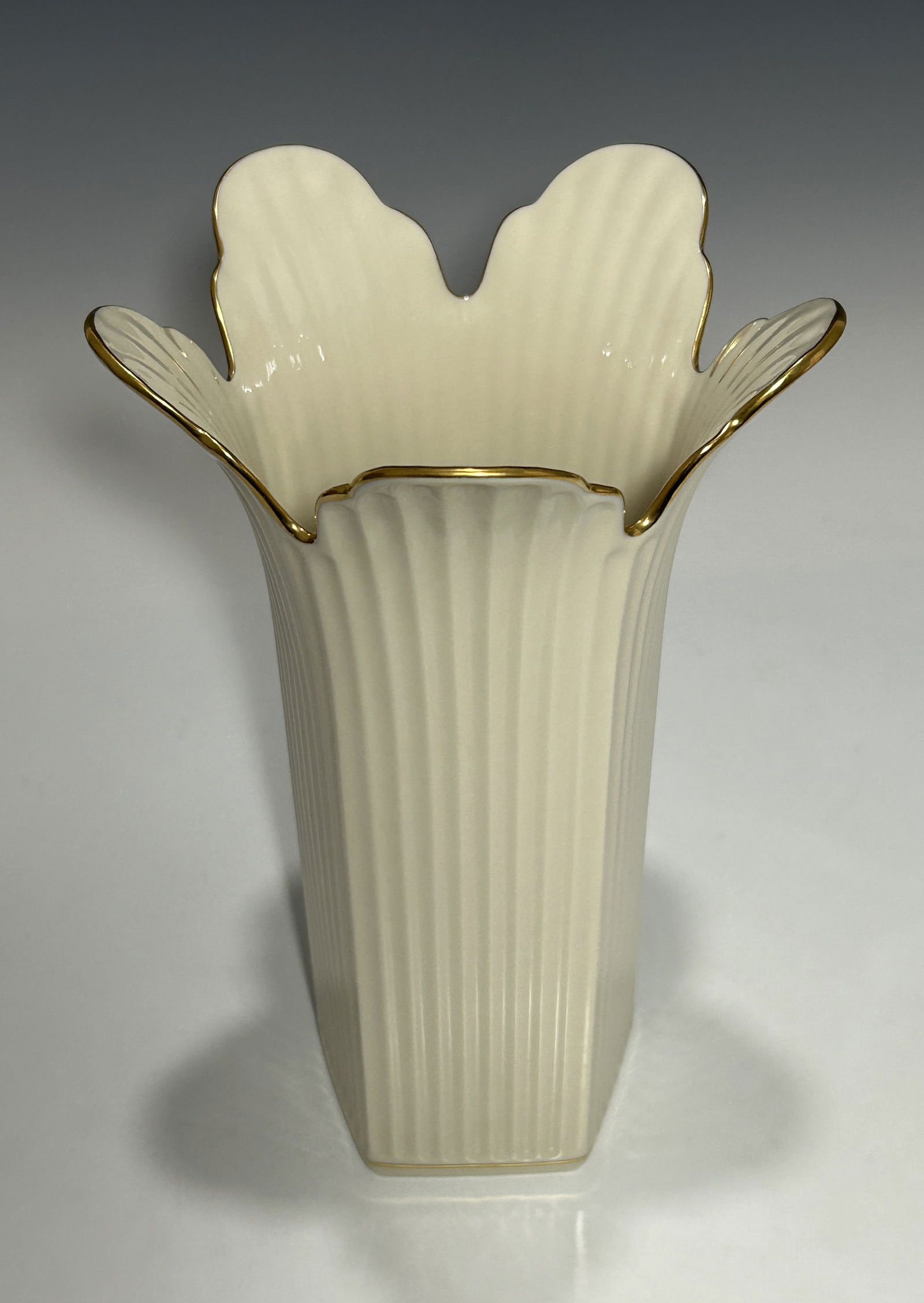 VINTAGE LENOX MERIDIAN COLLECTION PETAL-LIKE RIM LARGE VASE: The vase is in excellent vintage condition, with no visible cracks, chips, or repairs. The gold trim remains mostly intact with minimal sign of age and wear. Please refer to the photos for more detail