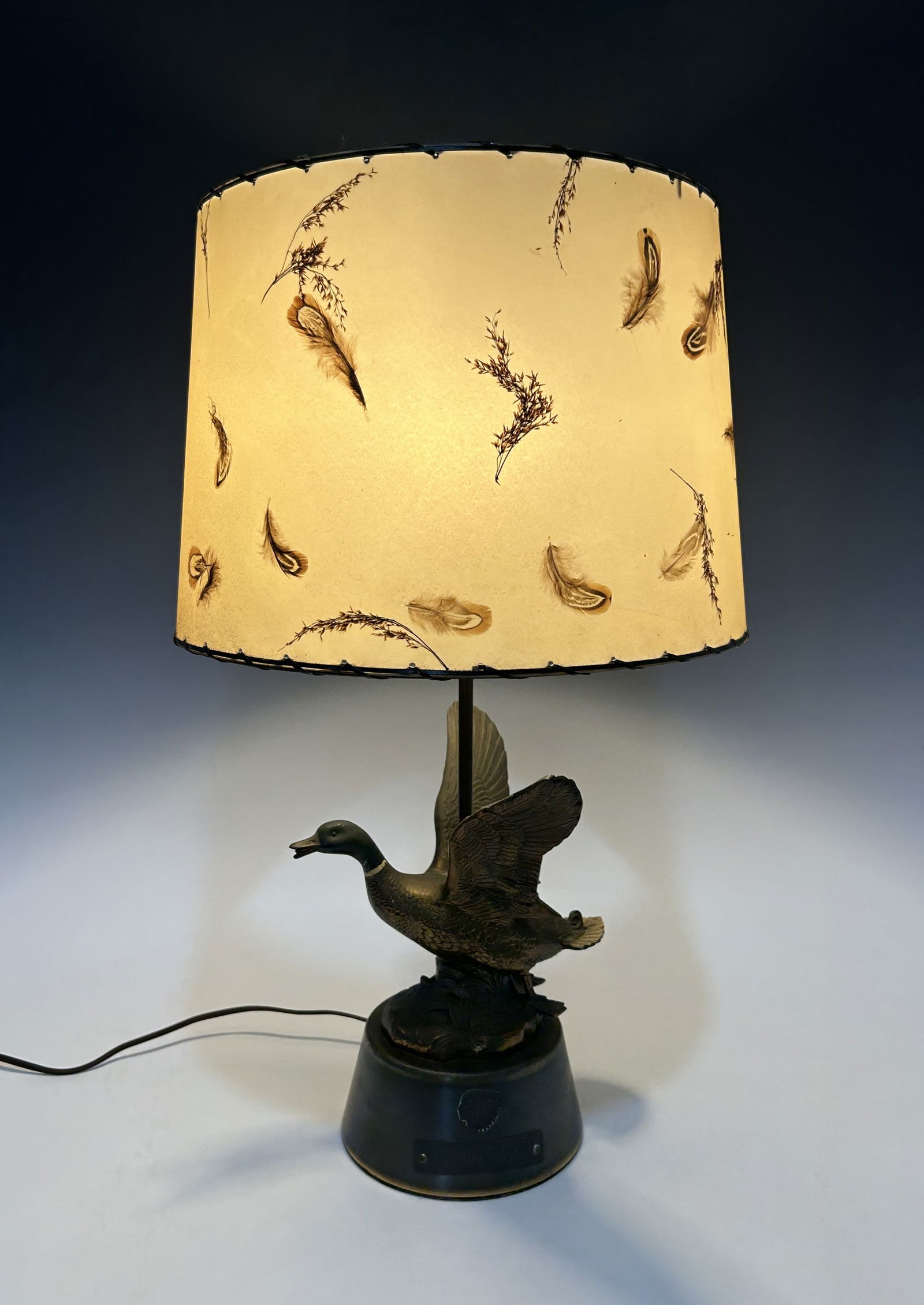 DECORATIVE WILD FOWL TABLE LAMP WITH FEATHER-MOTIF SHADE (1 of 4)