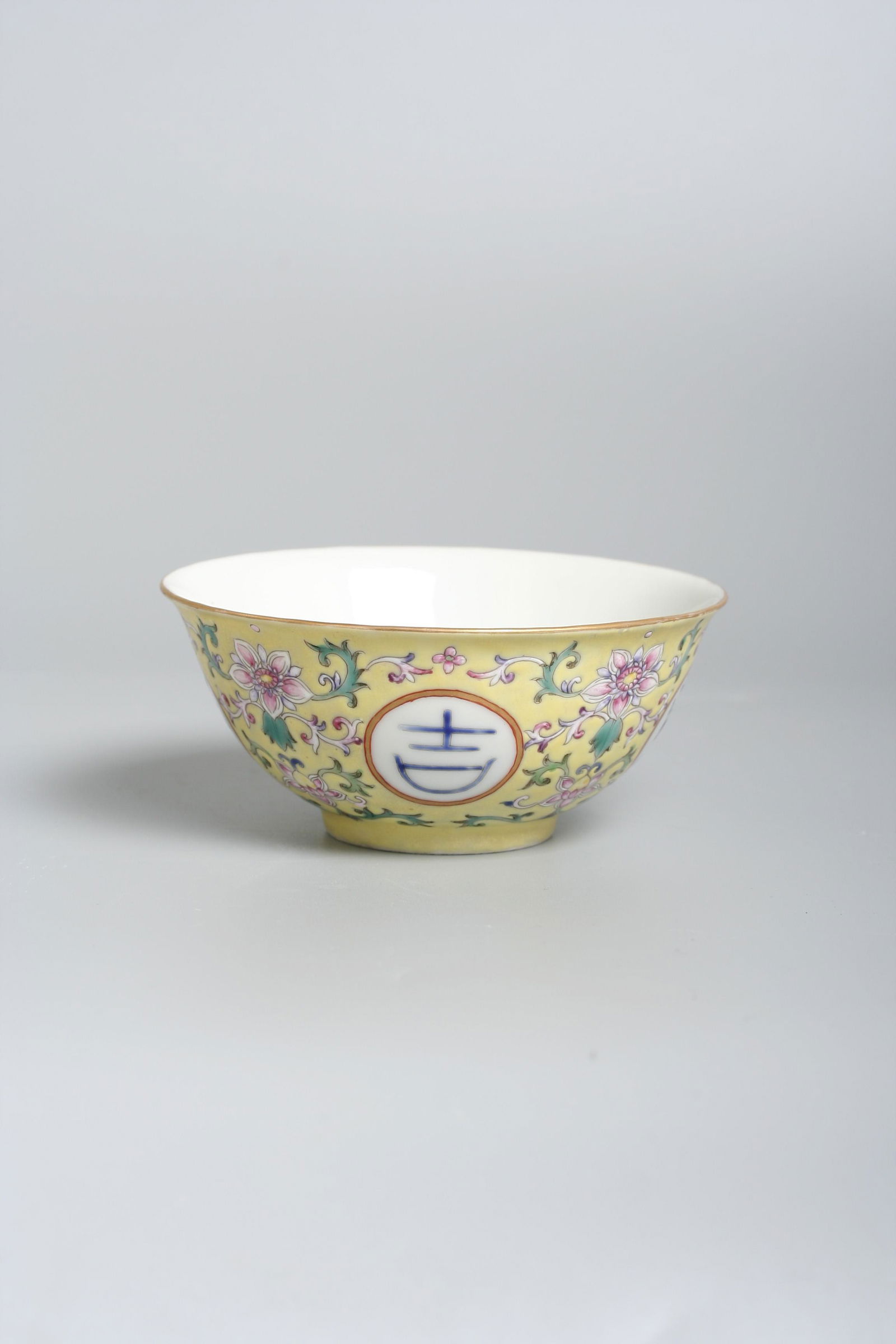 A Chinese porcelain yellow bowl, 19th C (1 of 7)