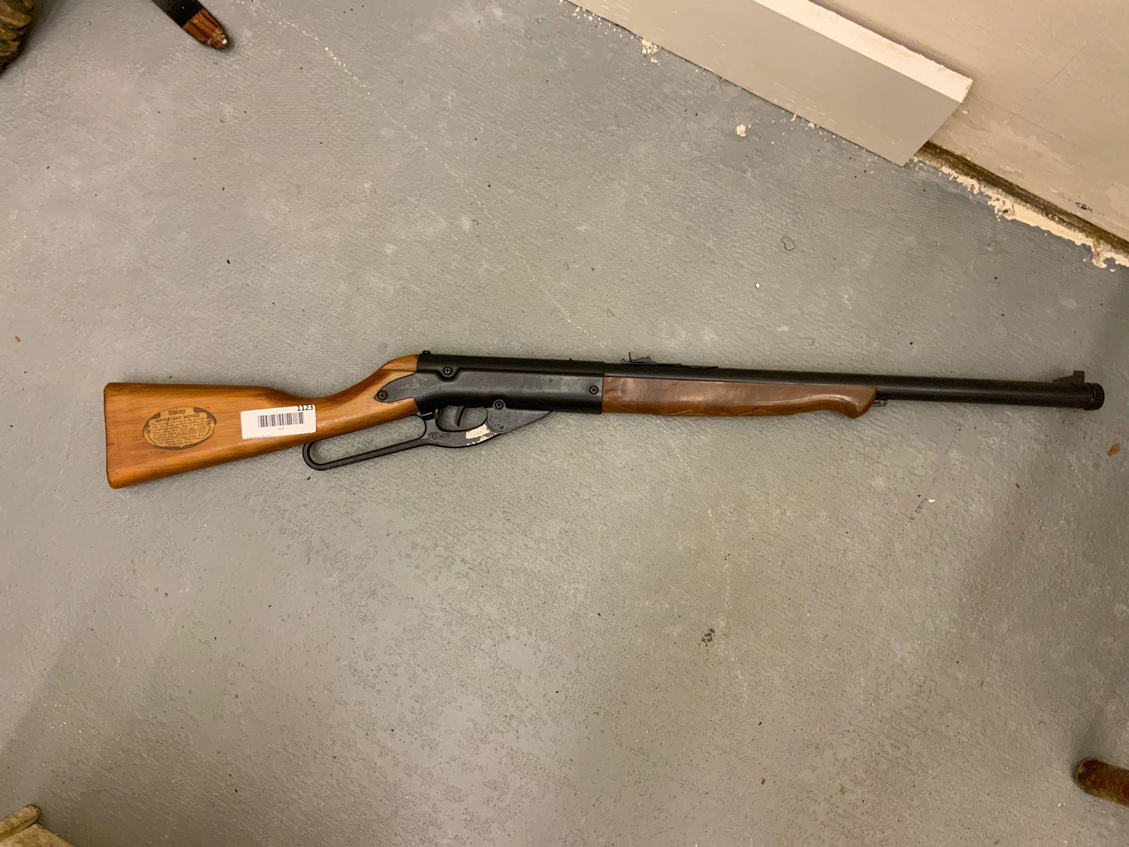 Daisy BB gun: Daisy repeater BB gun with plastic forearm in Woodstock in good condition