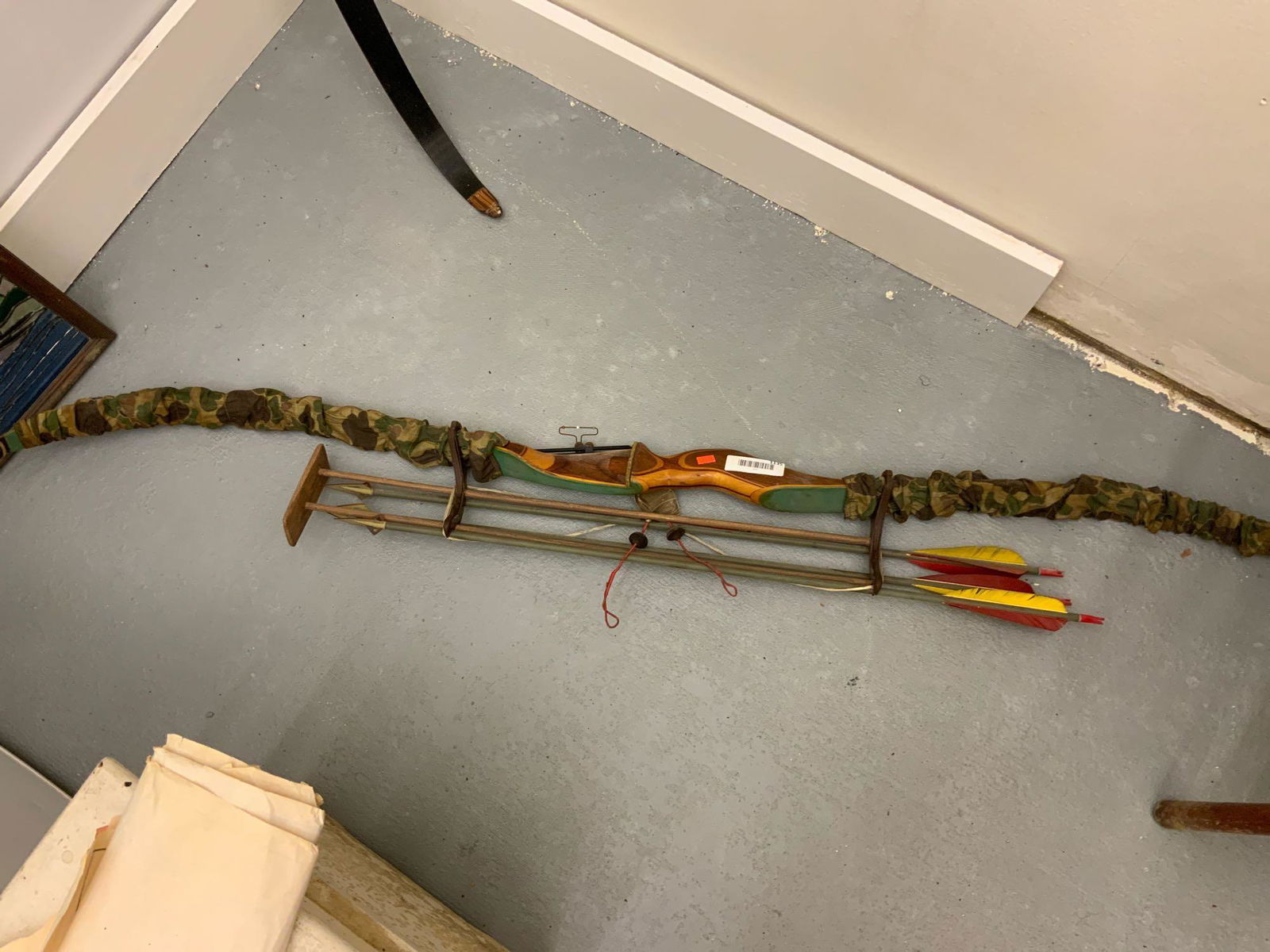 Recurve bow with fletching string and tipped arrows (1 of 4)