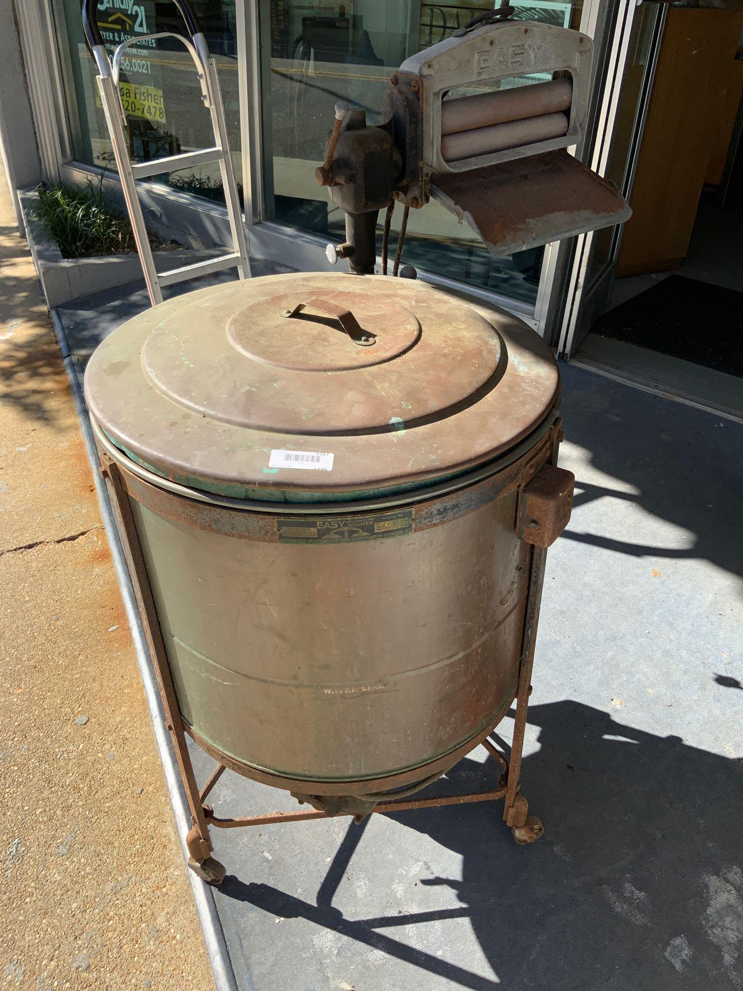 PZ vacuum electric washer: Antique EZ vacuum electric washer by the Syracuse washing machine corporation had a Syracuse New York model number M, 255890 US patent in March 26, 1912 part made out of copper in good condition for t