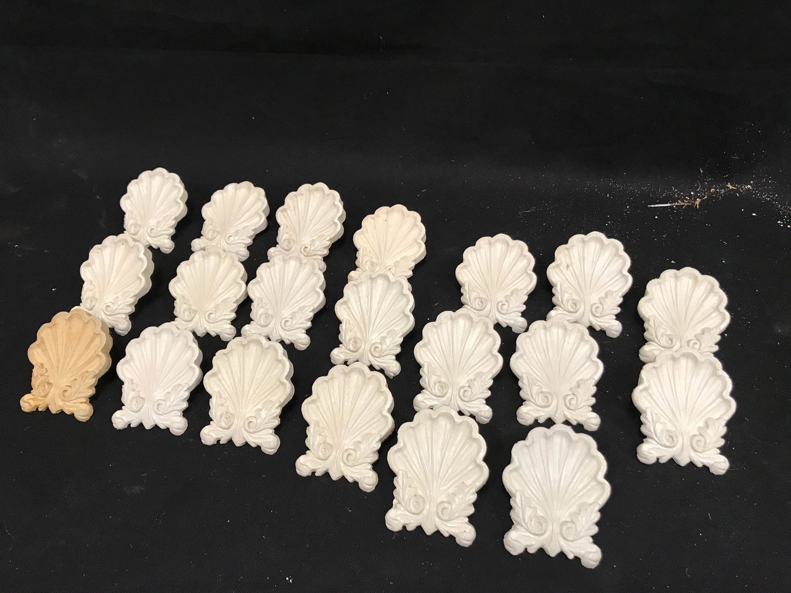 Shell Embezzlements: 20 ceramic shell embezzlements Some of the nails on the back are bent