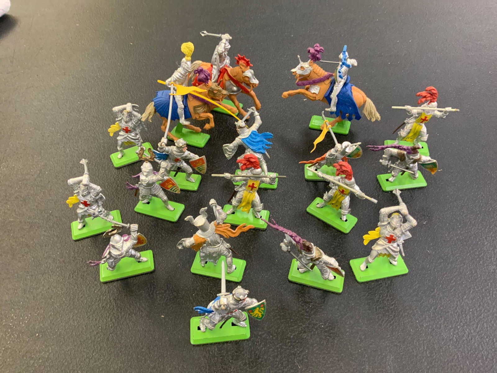 Deetail Made in England toy soldiers: Made in England toy soldiers Deetail, on the bottom it says copyright Britain’s LTD 1971 metal base, approximately 18 pieces three riding horses all in armor, in good condition refer to photos.